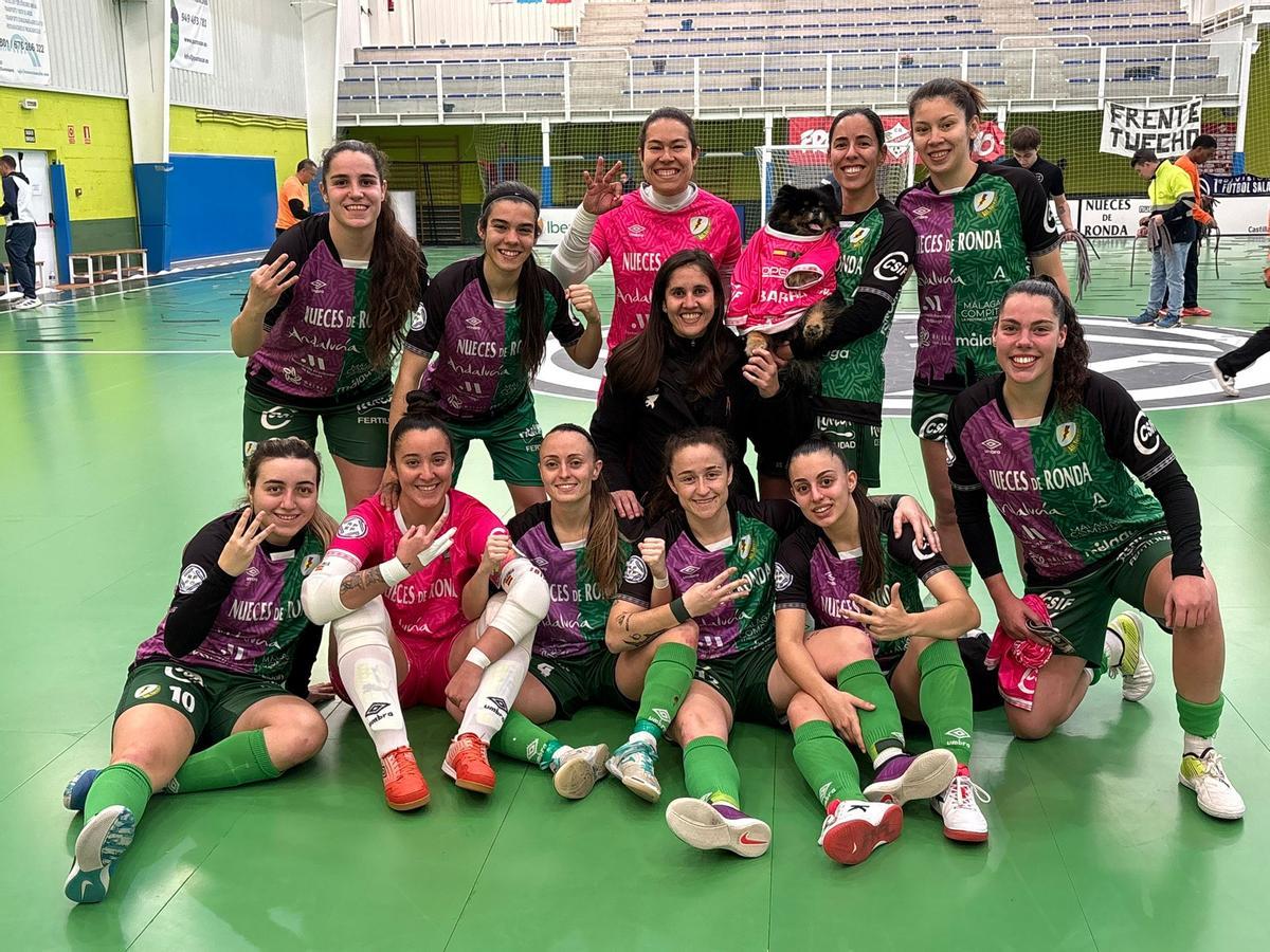 El Nueces de Ronda Atlético Torcal celebra la victoria en la pista del Chiloeches.