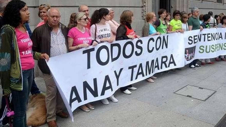 Concentración de apoyo a A. O. y T. V., ayer, en la Audiencia.