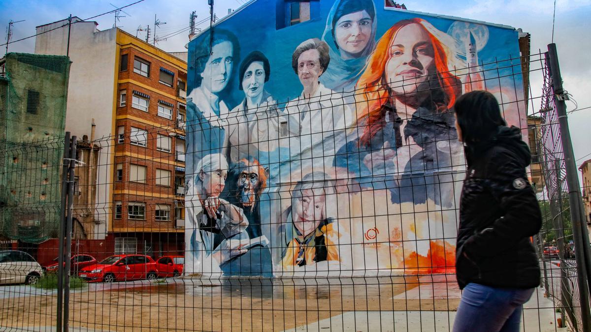 El mural feminista de Cocentaina se realizó con fondos del Pacto de Estado.