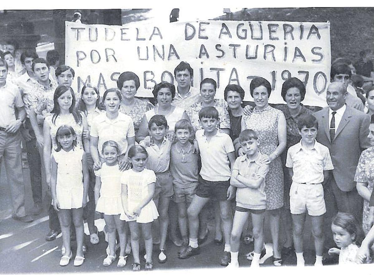 Otro grupo de vecinos, con una pancarta de apoyo.