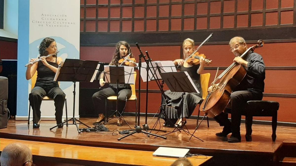 Lleno en los &quot;Atardeceres musicales de Valdediós&quot;  | VICENTE ALONSO