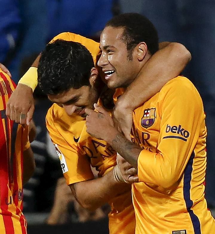 Barcelona's Suarez celebrates his goal against Getafe with team mate Neymar during their Spanish first division soccer match at Coliseum Alfonso Perez stadium in Getafe, near Madrid, Spain