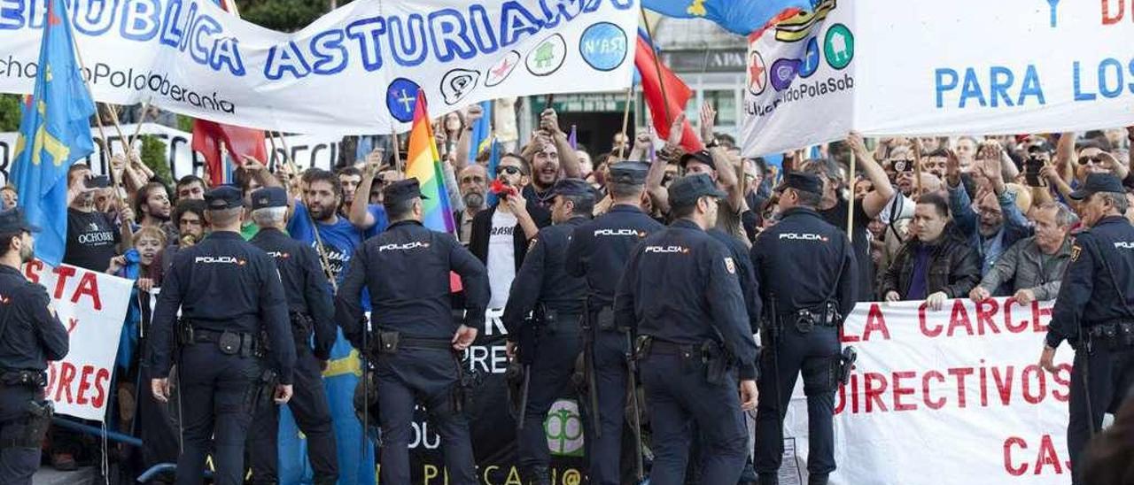 Agentes controlan una manifestación durante la entrega de los Premios el año pasado.