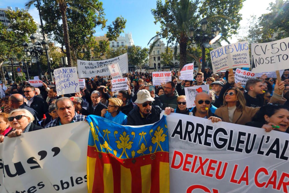 La protesta con tractores por las medidas de pacificación de la CV-500 llega a la ciudad