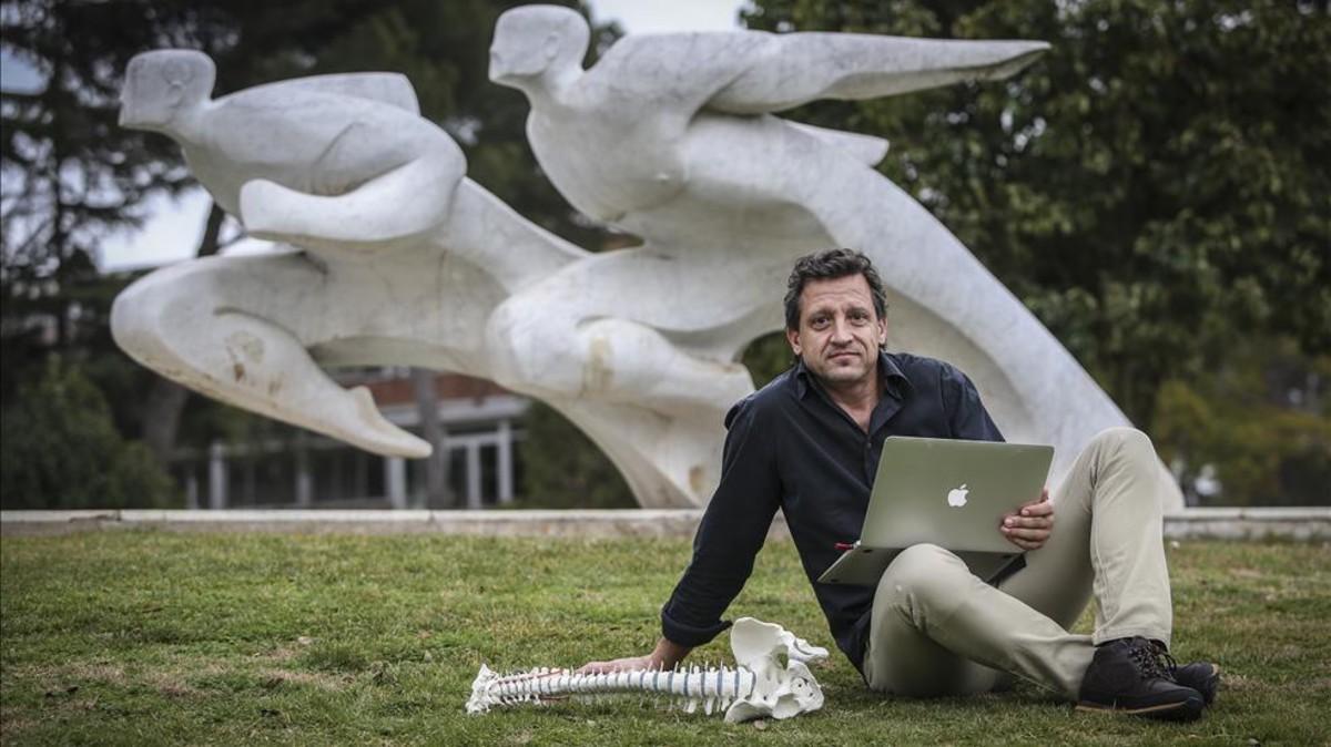 Miquel Àngel Cos en las instalaciones del CAR, donde trata a los mejores deportistas