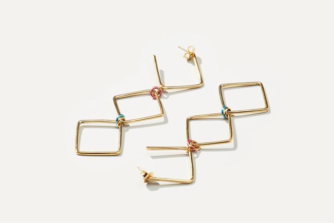 Pendientes geométricos bañados en oro, de Gaviria