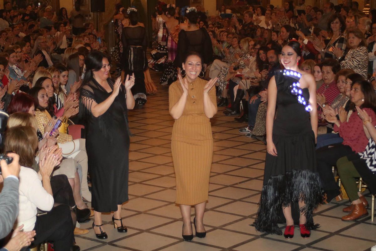 Desfile de moda flamenca a beneficio de Sonrisa de Lunares