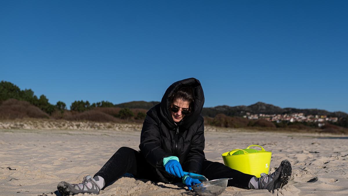 Voluntarios recogen plástico de las playas de Galicia.