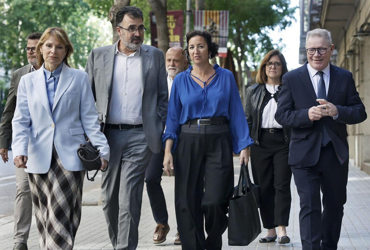 BARCELONA (ESPAÑA), 20/04/2026.-La consellera de Economia de la Generalitat, Alícia Romero (2d), y el director general de ERC, Lluís Salvadó (2i), Alícia Romero, se dirigen a un acto en el Cercle d'Economia para presentar el consorcio de inversiones desde donde el gobierno catalán y ERC han reivindicado este lunes la importancia del consorcio de inversiones de Cataluña como herramienta legal para solucionar el bajo grado de ejecución de las inversiones del Estado en infraestructuras en Cataluña, y lo han hecho respaldados por el Cercle d'Economia, la Cambra de Comerç de Barcelona y la patronal Pimec.EFE/ Andreu Dalmau