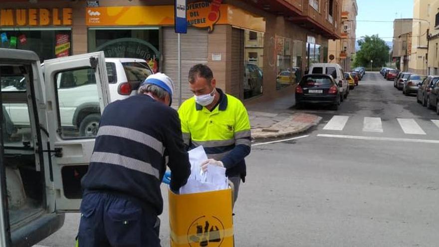 Reparto de mascarillas en Villena