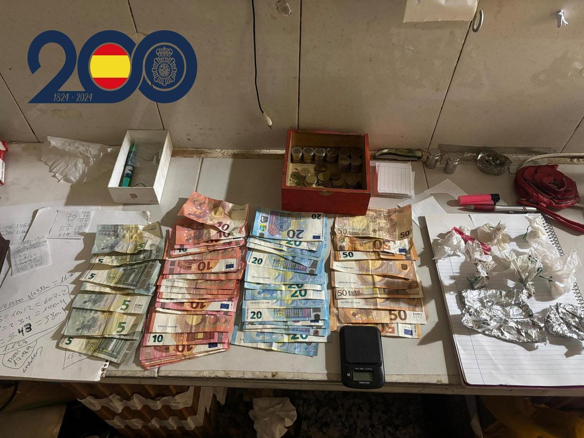 Aparecen ingentes cantidades de dinero en metálico, tanto en billetes como en monedas.