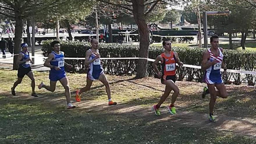 Abel Casalí (432) i Pol Guillén (434) en la cursa masculina