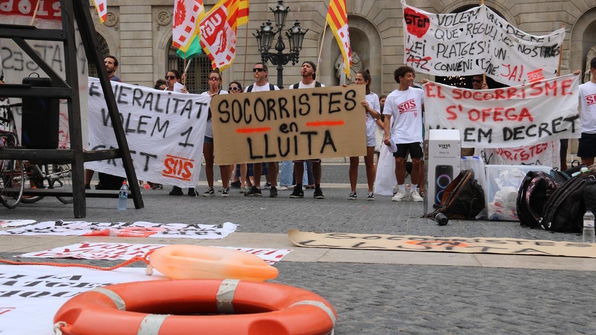 Concentración de la plataforma sindical SOS Socorristas en plaza Sant Jaume.