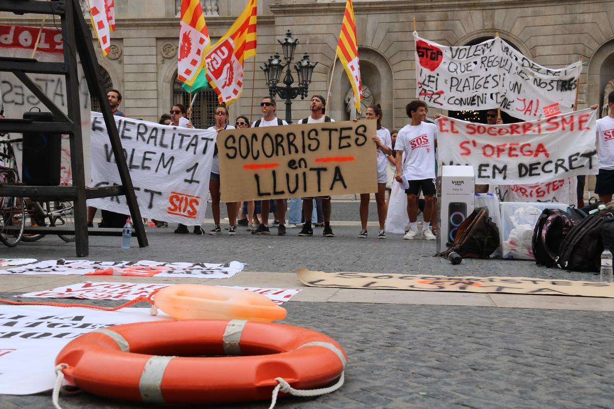 Els socorristes exigeixen a la Generalitat un decret que reguli els equips de les platges de tot Catalunya