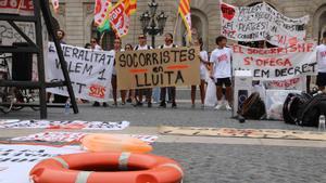 Concentración de la plataforma sindical SOS Socorristes en plaza Sant Jaume. 