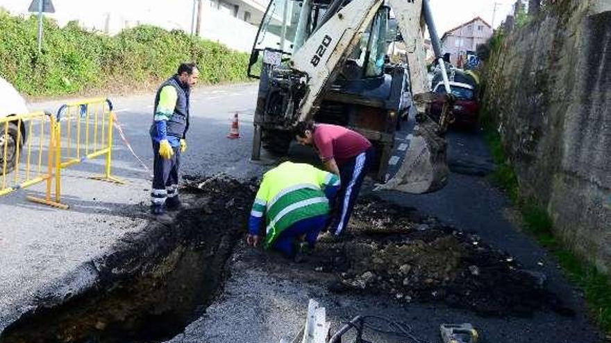 Reparación del socavón de Coiro, frente al colegio.  // Gonzalo Núñez