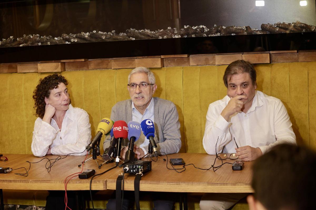 Por la izquierda, Cristina Pontón, Gaspar Llamazares y Alejandro Suárez durante el desayuno informativo de este miércoles.