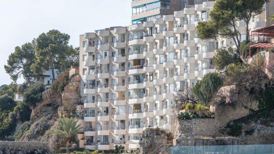 Las polémicas barandillas del edificio Pelícano llevan años ya cambiadas.