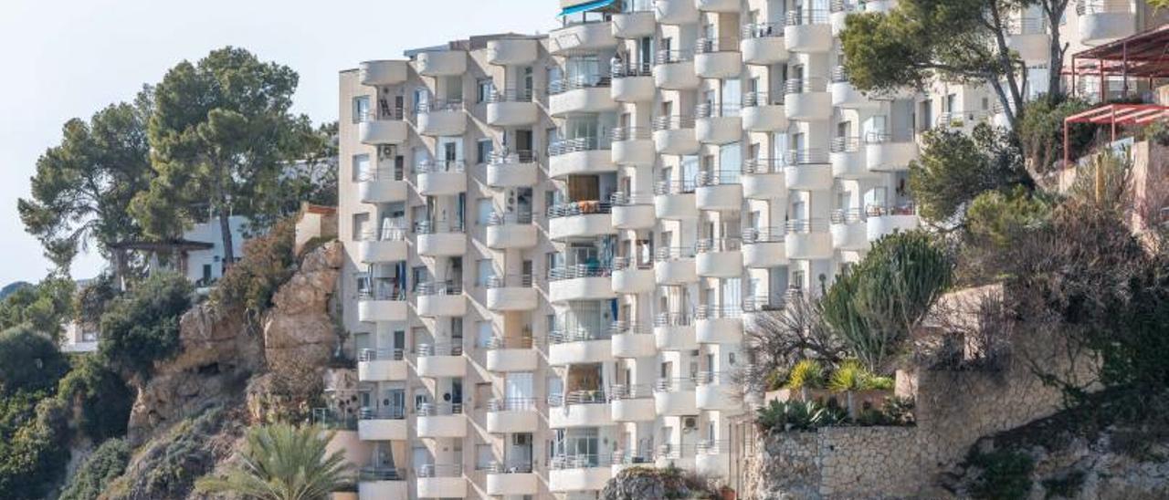 Las polémicas barandillas del edificio Pelícano llevan años ya cambiadas.