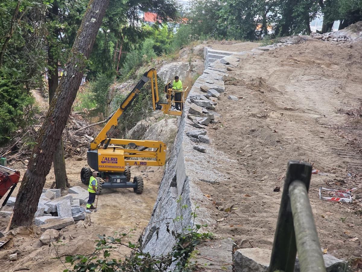 Los trabajos que se llevan a cabo en O Castriño, ayer.