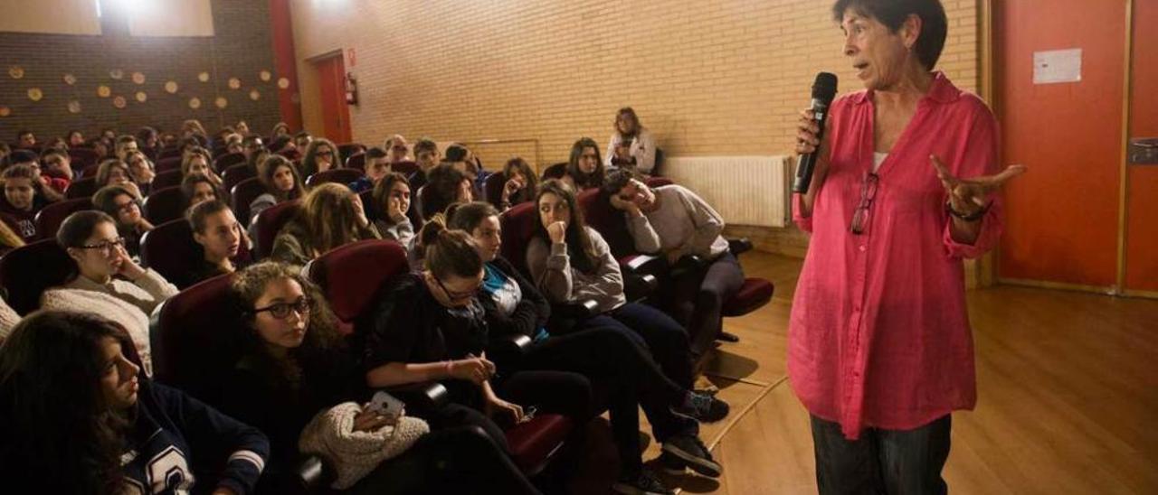 acciones por la integración. Desde arriba, Josefina Barandiarán da una charla a los alumnos de tercero de la ESO; María José Arrieta (izquierda) y Gisela Montoya explican cómo es un campo de refugiados a profesores y compañeros; Magali Amarilla (izquierda) y Naomi Pérez trabajan en un mural sobre los refugiados.