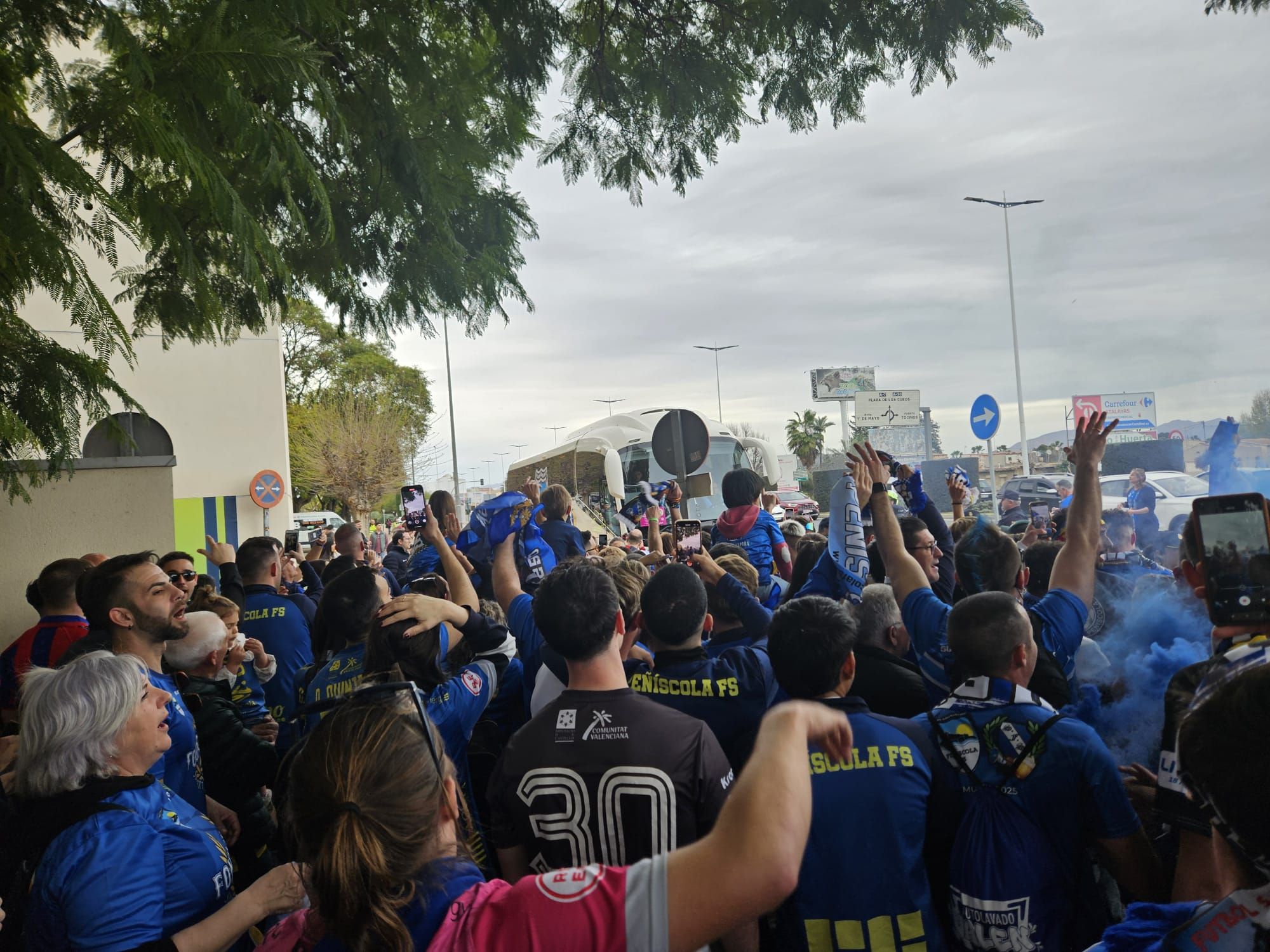Galería | La afición del Peñíscola tiñe Murcia de azul en la Copa del Rey