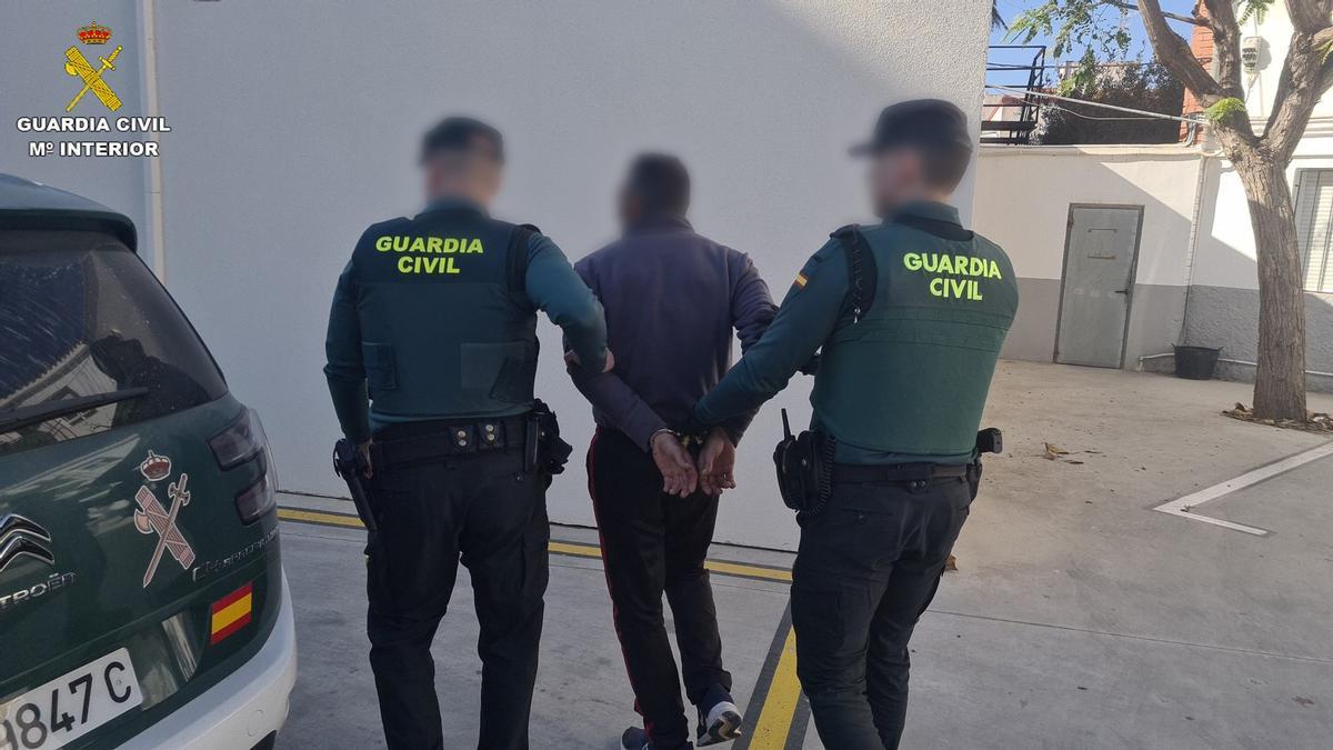 Traslado a las dependencias de la Guardia Civil del arrestado.