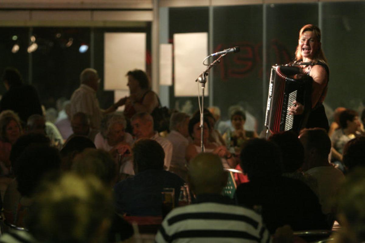 María Jesús y su acordeón se despiden de Benidorm tras 50 años cantando en la ciudad