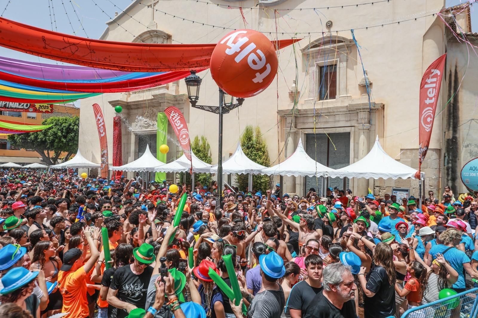 El primer Chupinazo, el de Catral, arranca el ciclo de fiestas veraniegas de los pueblos de la Vega Baja
