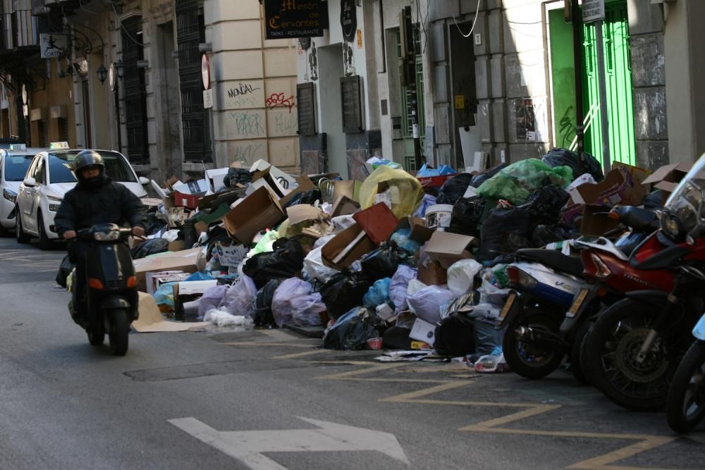 Basura acumulada desde el inicio de la huelga de limpieza en Málaga