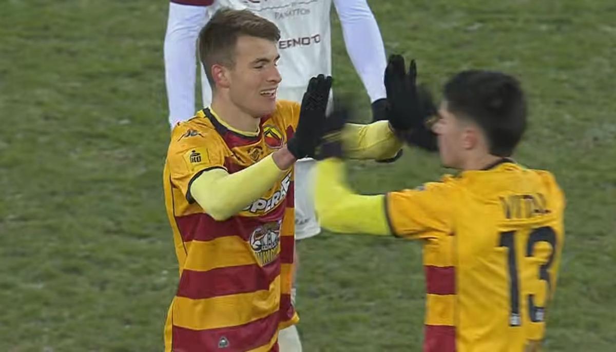 Bazdar y Vital celebran el triunfo del Jagiellonia al final del choque.