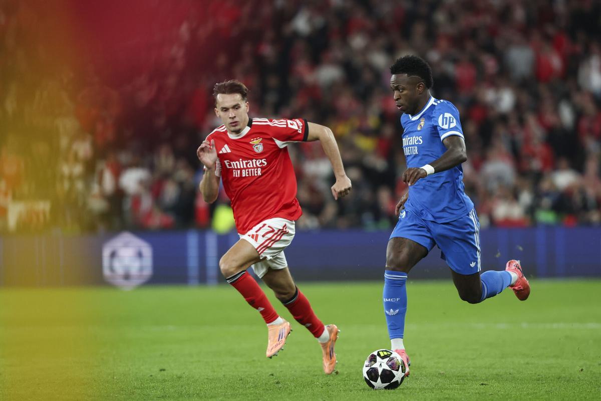 Amar Dedic persigue a Vinicius.