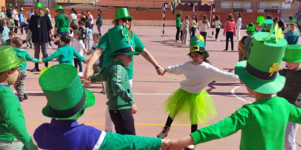 El colegio público bilingüe Buenos Aires celebra el día de San Patricio con música y baile irlandeses