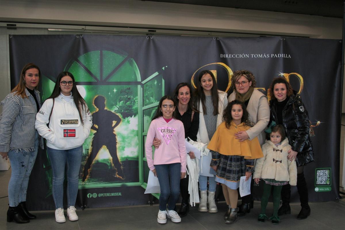 Familias al completo pasaron por el ‘Photocall’ de Peter que se colocaba en la entrada principal al Auditorio Margarita Lozano.