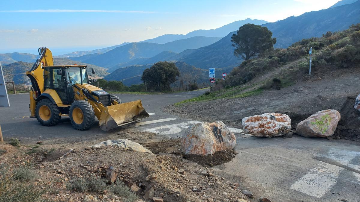 Una màquina col·loca les pedres al pas de Banyuls per tancar-ne l'accés.