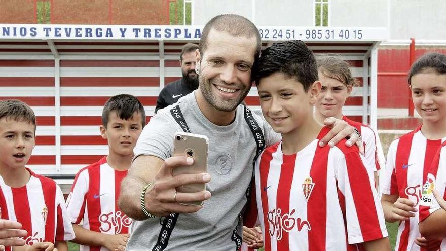 Alberto Lora se fotografía con algunos de los niños que participan en el campus de Mareo.