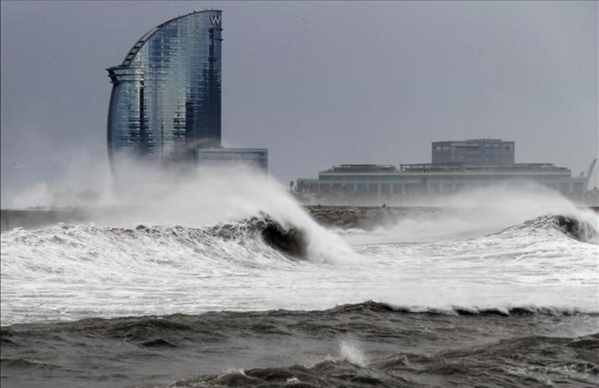 Fuerte oleaje en la playa de la Barceloneta frente al Hotel W, el sábado.