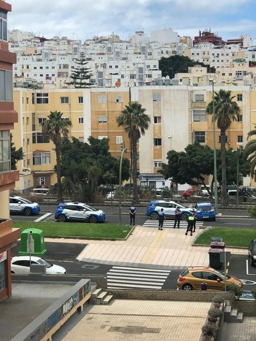 Dos coches de la Policía Local colisionan al tratar de parar un taxi 'pirata'