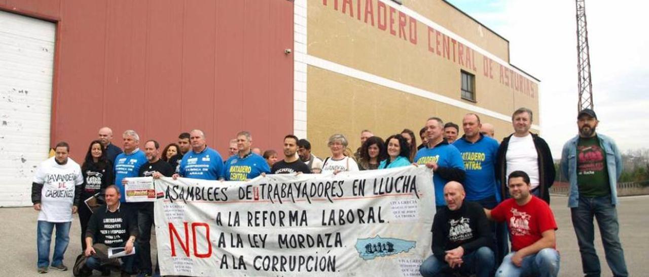 Trabajadores concentrados ante el matadero de Noreña.