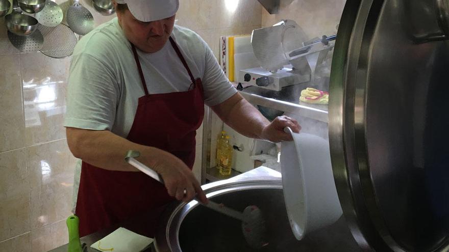 Una cocinera del comedor Santo Domingo, ayer en plena elaboración de platos.