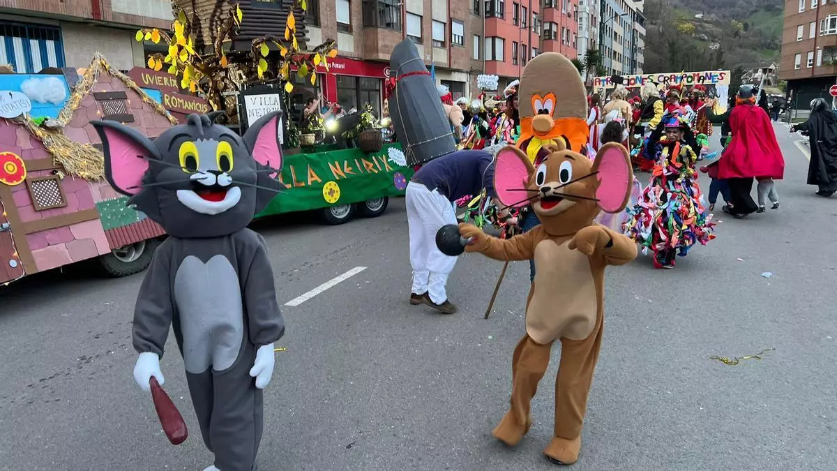 "¡Ave, Lena!": Tigres feroces, confeti y centuriones romanos despiden el Carnaval en las Cuencas con el último desfile