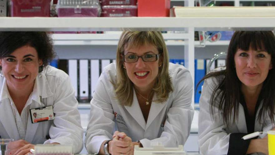 Ana Peiró, Manuela Domingo y Ana Gutiérrez, en un laboratorio del Hospital General.