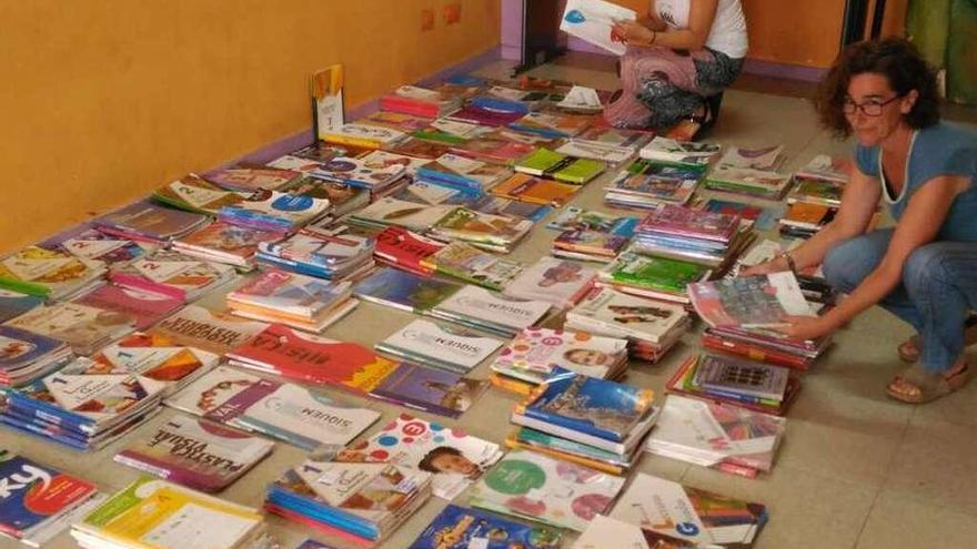 Libros de texto nun banco solidario dun colexio galego. // FDV