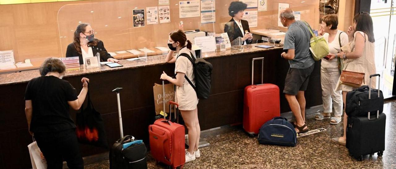 Turistas en la recepción de un hotel de la ciudad el pasado verano.