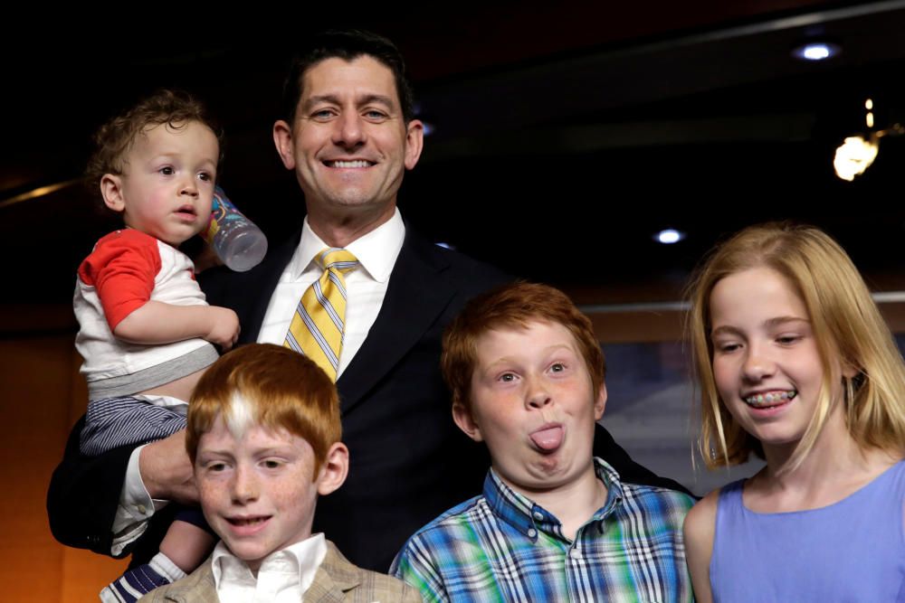 El portavoz de la Casa Blanca Paul Ryan posa junto a su familia en el 'Día de Llevar a tus Hijos al Trabajo'.