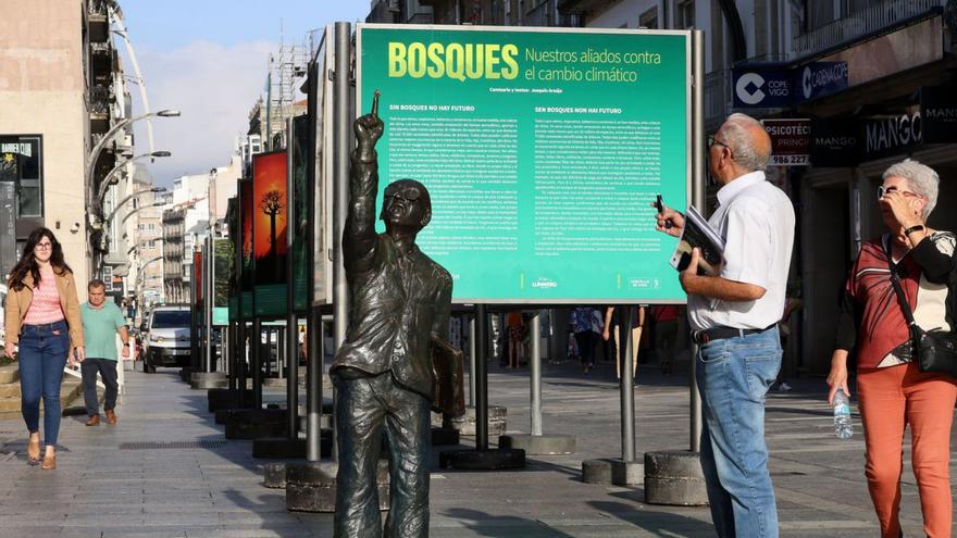 La estatua de Manuel Castro, ayer en Príncipe sin el periódico robado el pasado domingo.