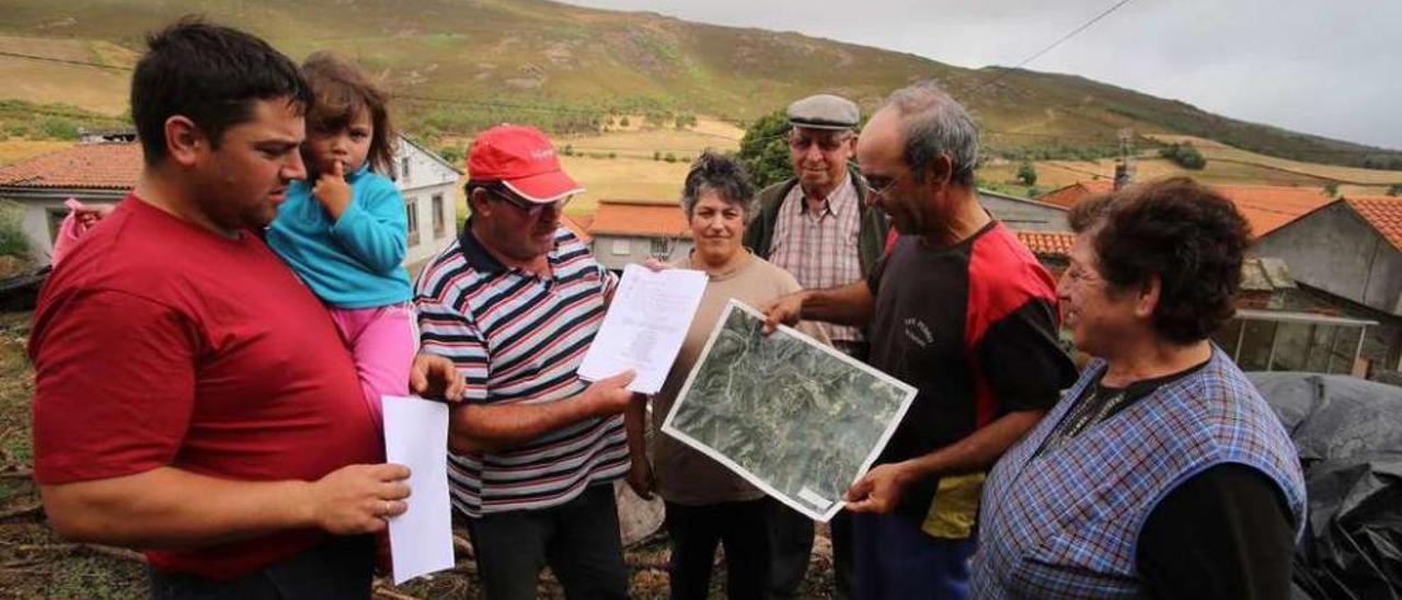 Vecinos de Bustelos muestran la planimetría de su monte y la sentencia judicial. // Bernabé/Gutier