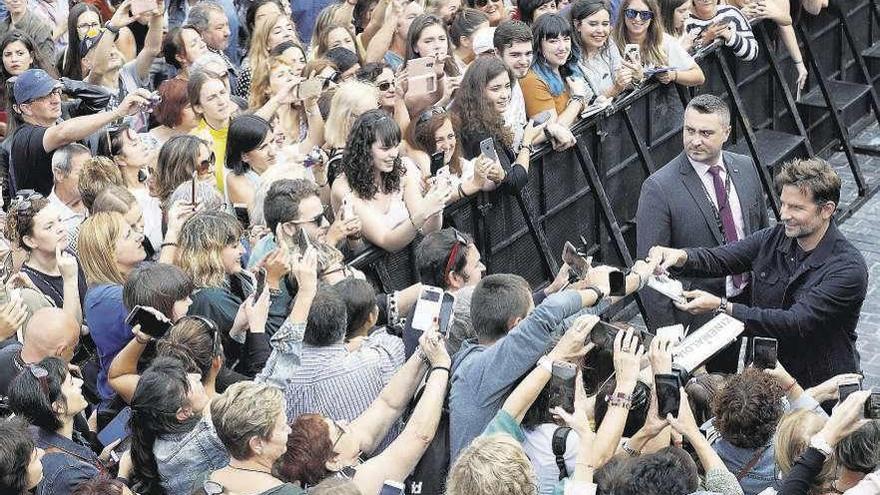 El actor Bradley Cooper firmando autógrafos, ayer, en San Sebastián.