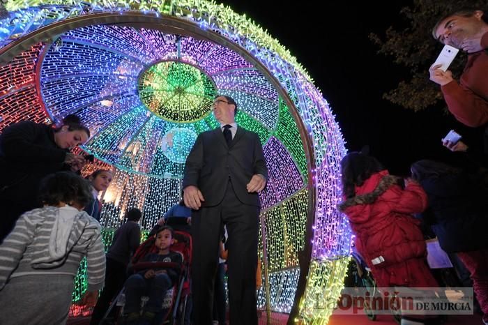 Estrellas y bolas ya brillan en las calles de Murcia