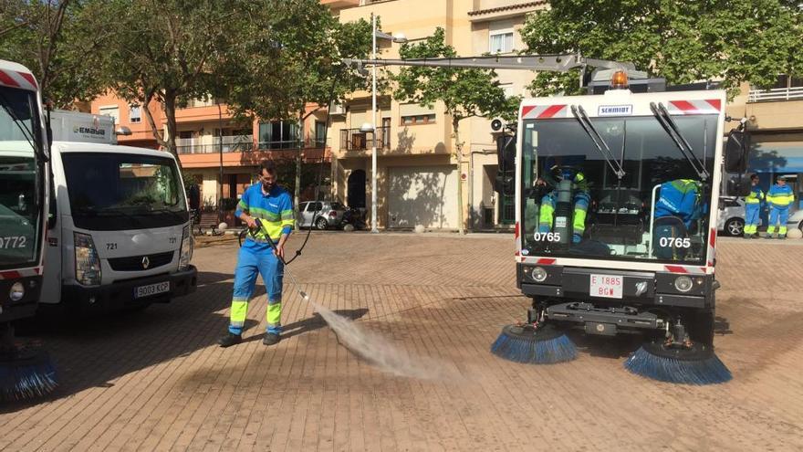 Un trabajador de Emaya hace una demostración de limpieza.